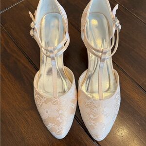 Elegant Lace Women’s Shoes in Champagne